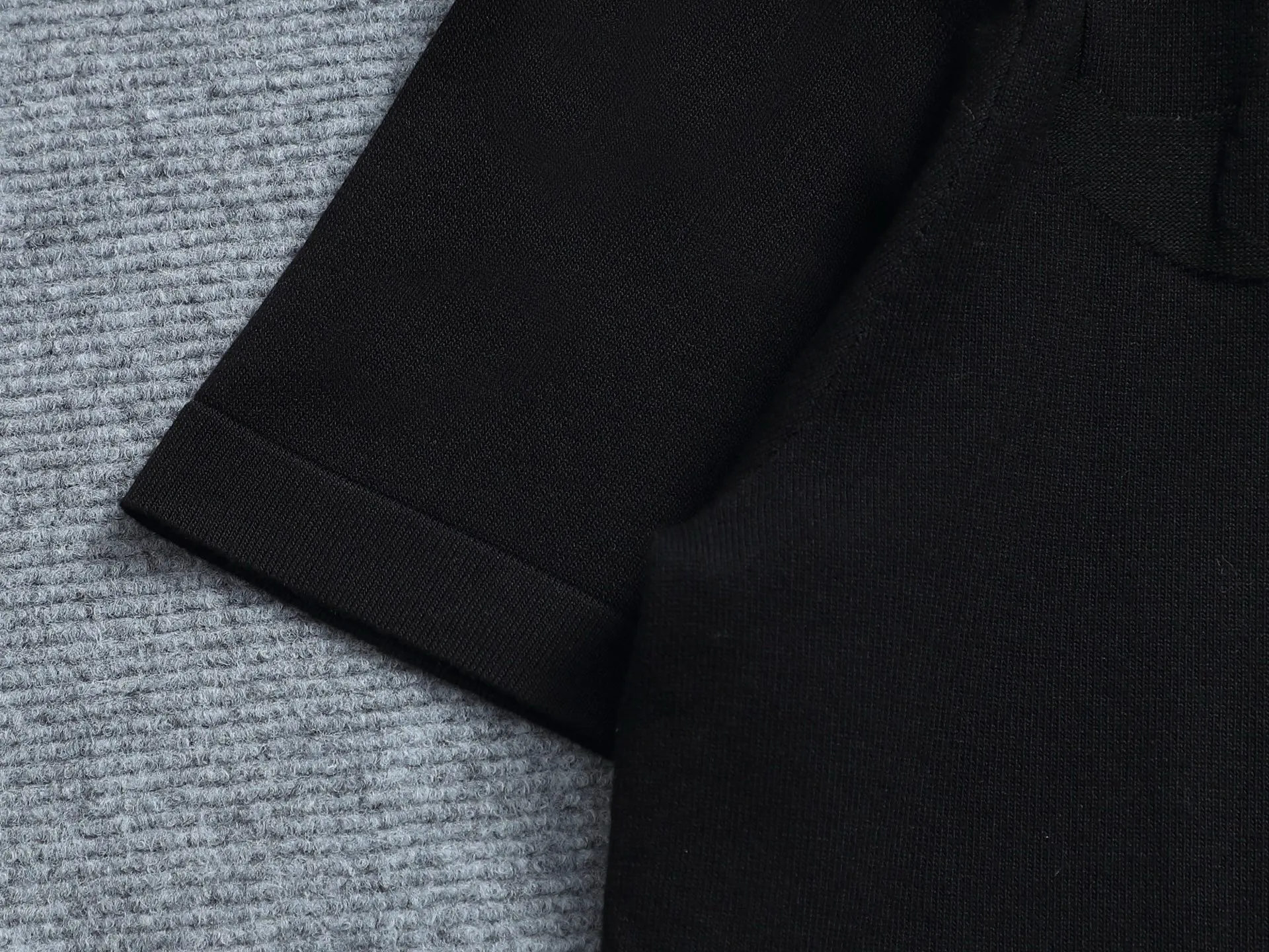 🅿️220 Louis Vuitton/Louis Vuitton Sweater jacquard towel embroidery The large logo is exquisitely upgraded, inspired by the retro embroidery of the 1980s. The original fabric is the same as the official short-sleeved T-shirt. The fabric is dyed in the same vat. It feels very comfortable. The latest brick cabinet synchronization for spring and summer. Fashionable and personalized. Super versatile and good-looking. It is very suitable for both men and women. A must-have for everyone. Hang tag. Collar label. Washed wheat. Complete with three labels. Color: black white. Size: S M L XL